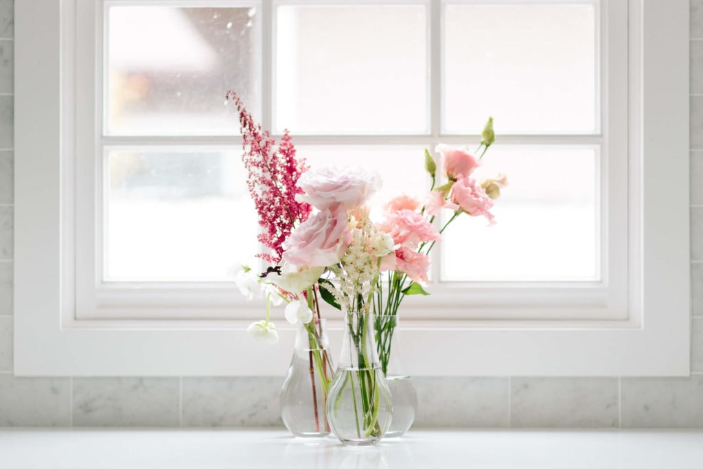 Lieblingsprotagonisten: drei Vasen mit Blumen vor einem Fenster